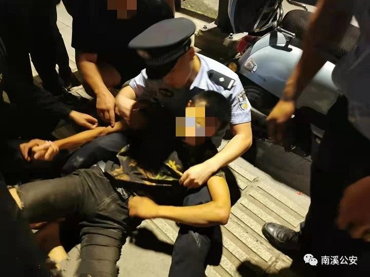 紧急救援！宜宾一男子欲跳江轻生，被发现时身体大部分都暴露在桥外！-1.jpg