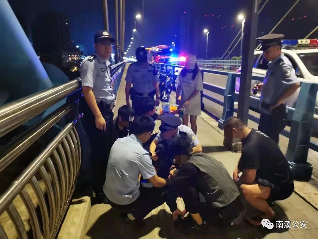 紧急救援！宜宾一男子欲跳江轻生，被发现时身体大部分都暴露在桥外！-2.jpg