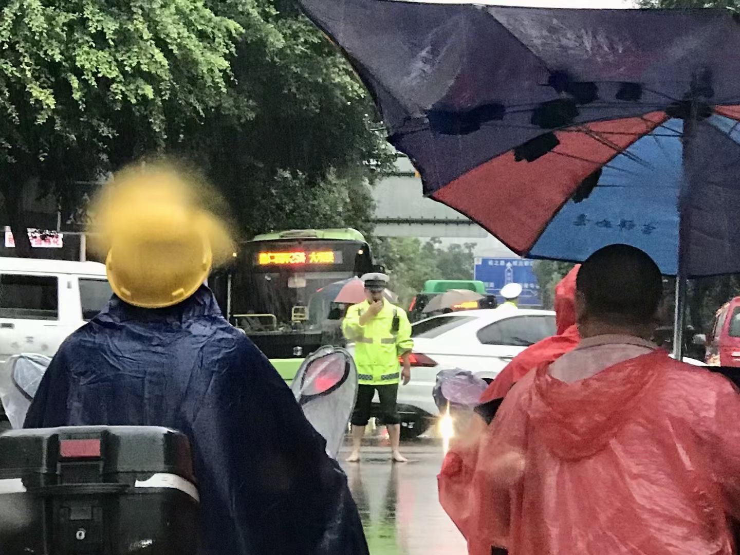 今天宜宾暴雨！街头惊现最帅“浇警”，全力抢险、徒手抬车！-8.jpg