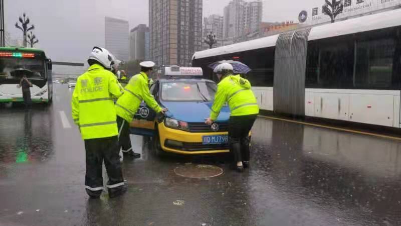 今天宜宾暴雨！街头惊现最帅“浇警”，全力抢险、徒手抬车！-1.jpg