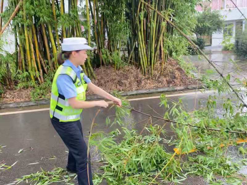 今天宜宾暴雨！街头惊现最帅“浇警”，全力抢险、徒手抬车！-3.jpg