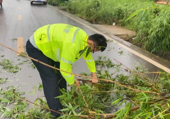 今天宜宾暴雨！街头惊现最帅“浇警”，全力抢险、徒手抬车！-4.jpg