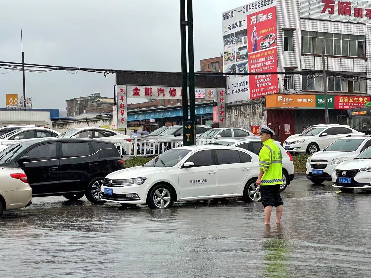 今天宜宾暴雨！街头惊现最帅“浇警”，全力抢险、徒手抬车！-7.jpg