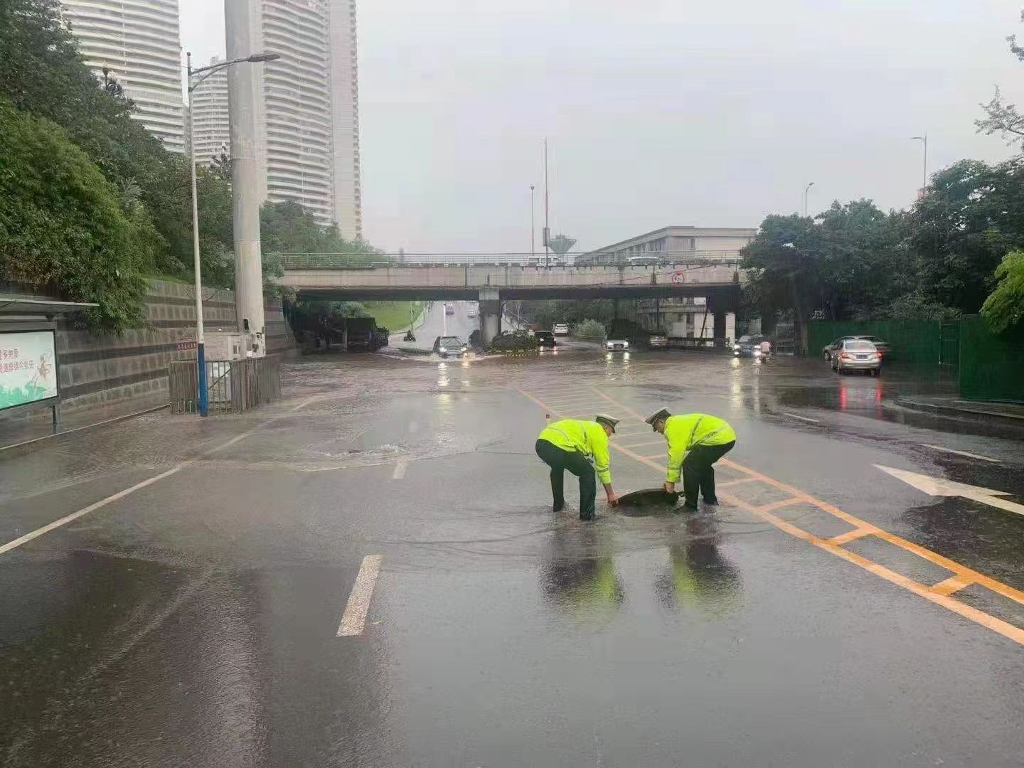 今天宜宾暴雨！街头惊现最帅“浇警”，全力抢险、徒手抬车！-9.jpg