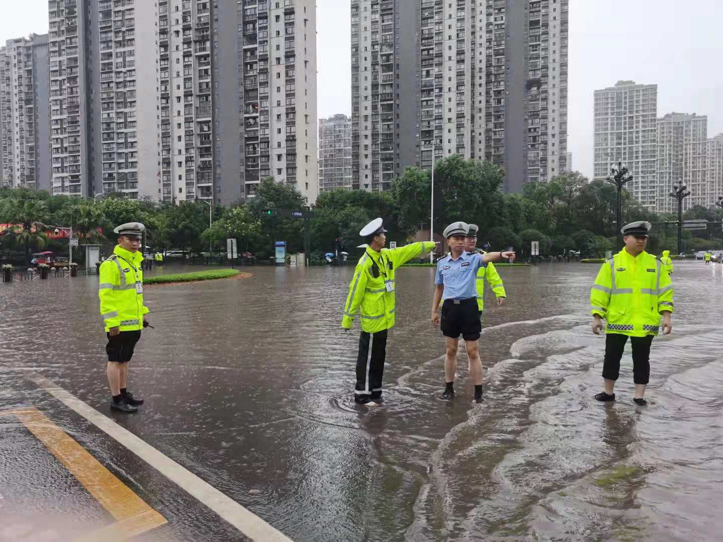 今天宜宾暴雨！街头惊现最帅“浇警”，全力抢险、徒手抬车！-11.jpg