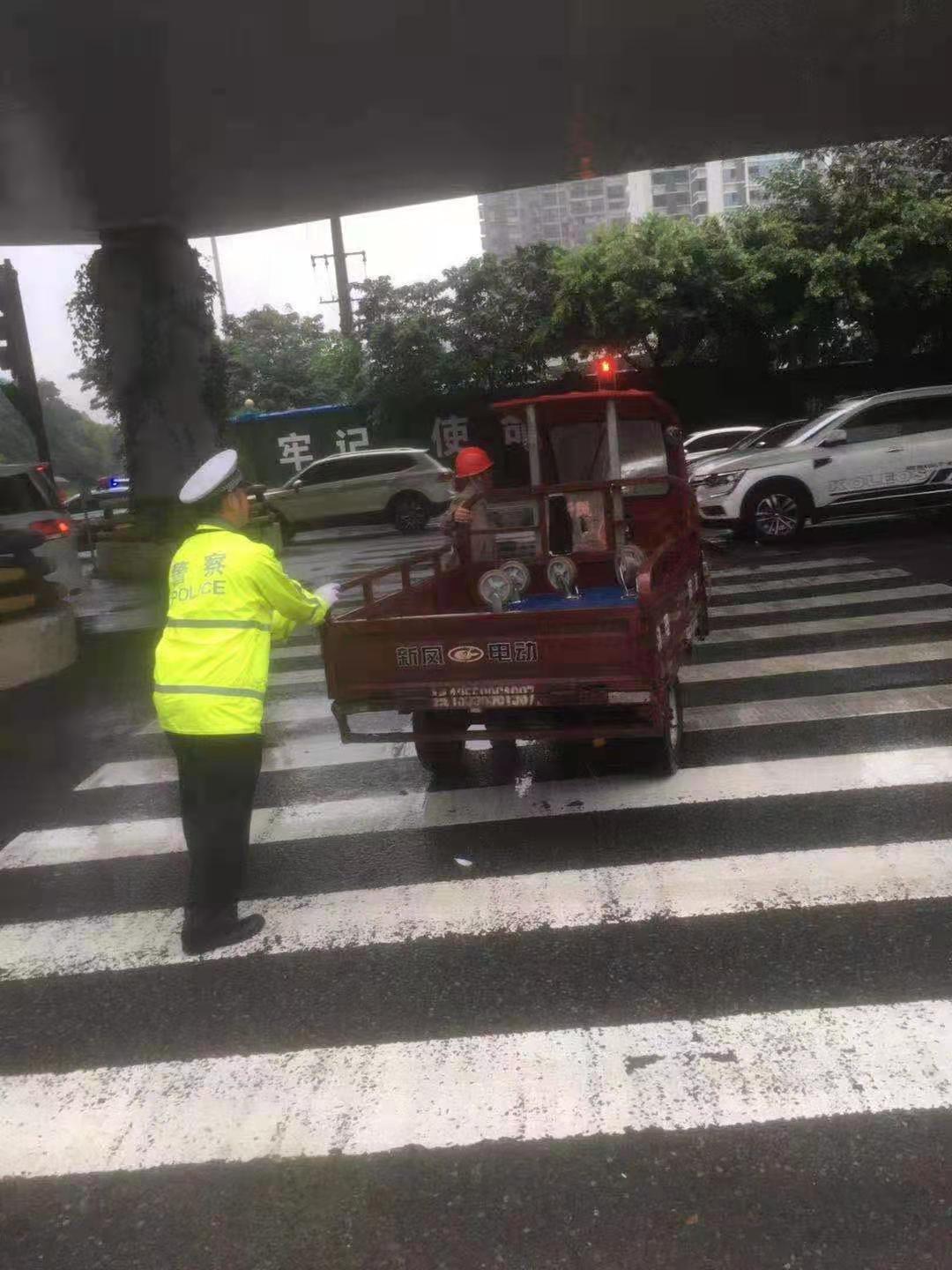 今天宜宾暴雨！街头惊现最帅“浇警”，全力抢险、徒手抬车！-10.jpg