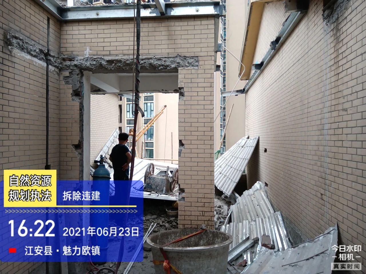 宜宾一业主当场咬伤执法人员！手都咬脱皮了…-1.jpg