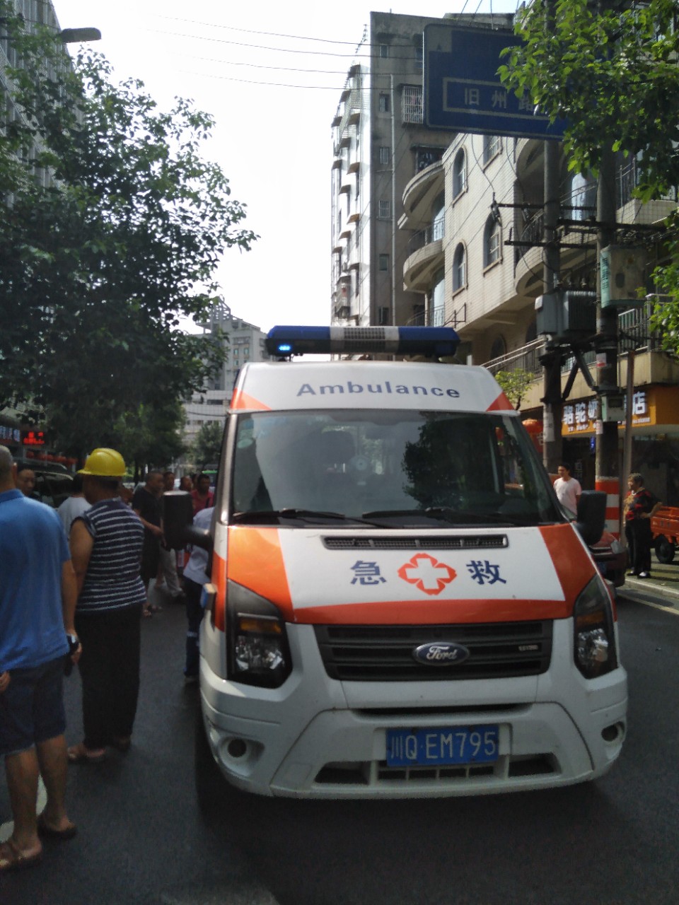 【正能量】宜宾一男子驾车时突发心梗，幸好及时刹车，避免交通事故发生！-4.jpg