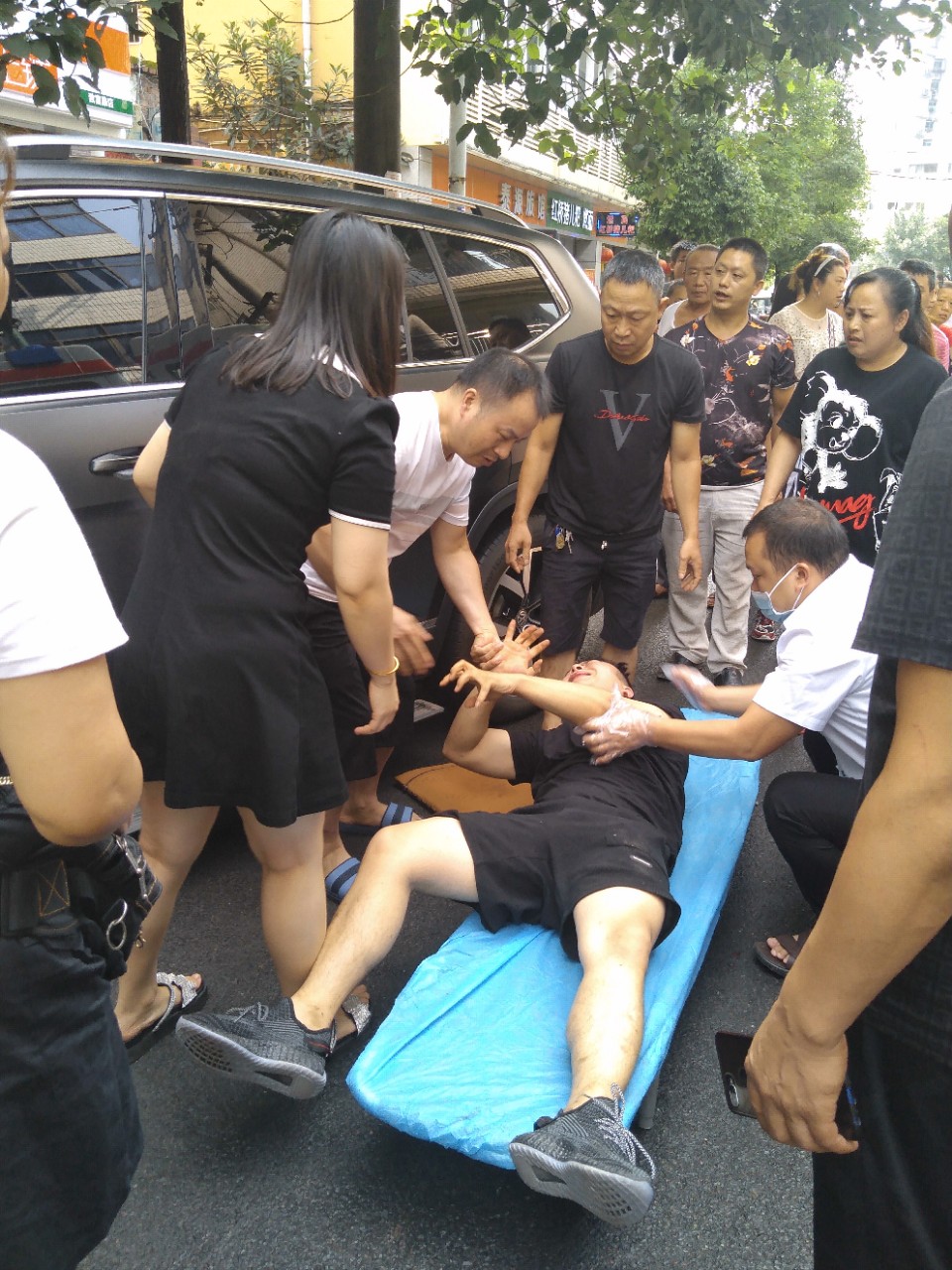 【正能量】宜宾一男子驾车时突发心梗，幸好及时刹车，避免交通事故发生！-3.jpg