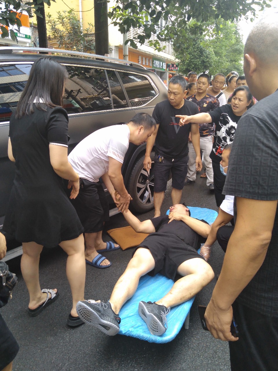 【正能量】宜宾一男子驾车时突发心梗，幸好及时刹车，避免交通事故发生！-2.jpg