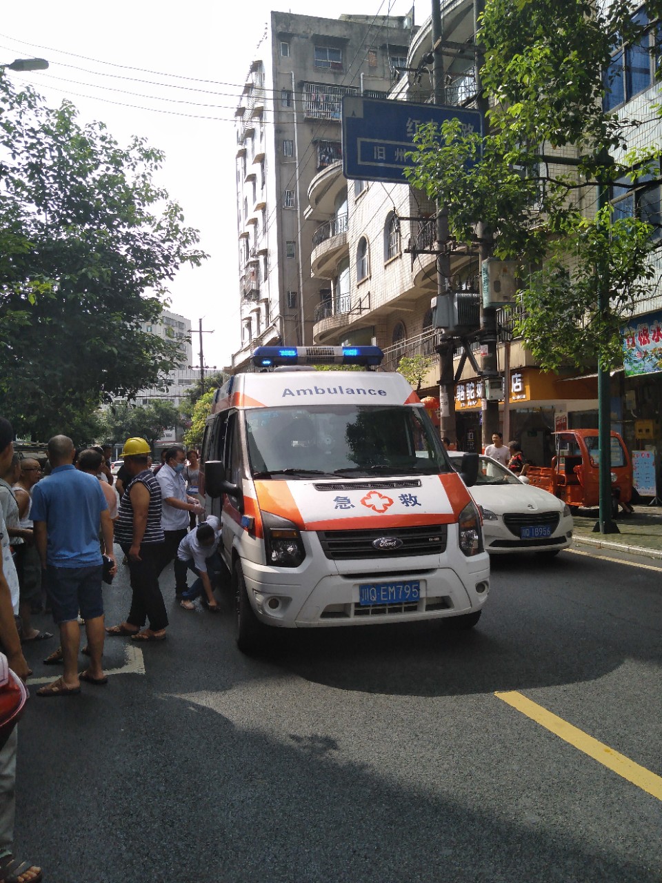 【正能量】宜宾一男子驾车时突发心梗，幸好及时刹车，避免交通事故发生！-5.jpg
