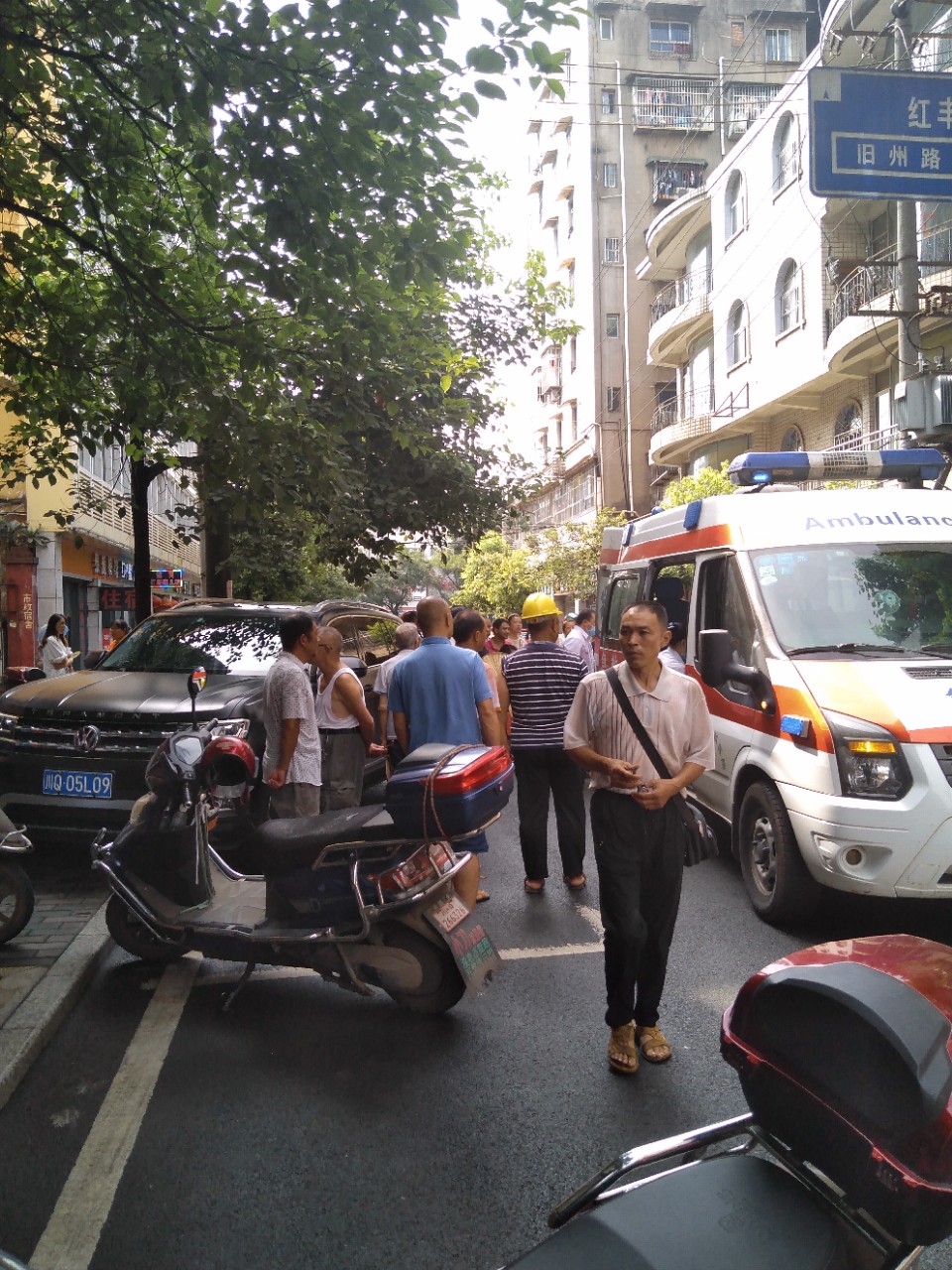 【正能量】宜宾一男子驾车时突发心梗，幸好及时刹车，避免交通事故发生！-6.jpg