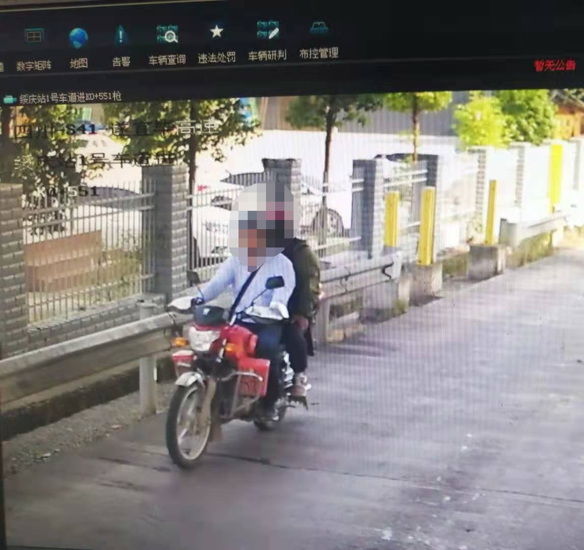 宜宾高速上一男子无证驾车，还装了人，被拘留罚款！-1.jpg