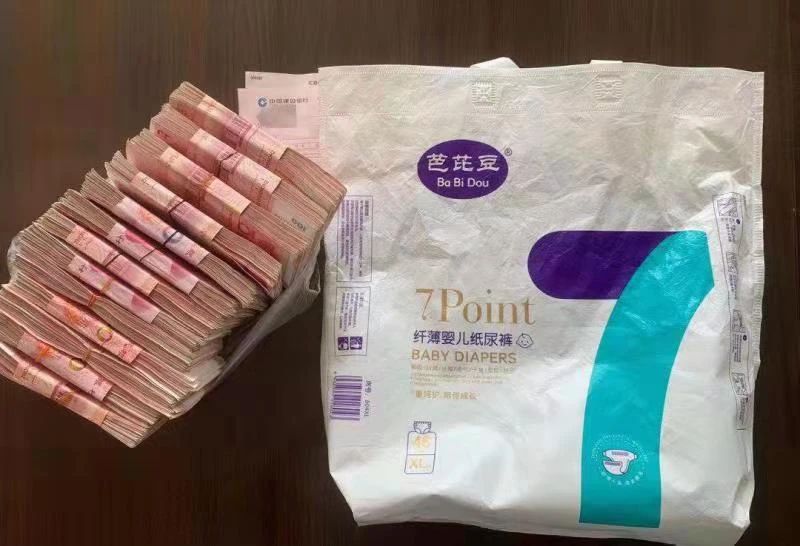 宜宾一女子将13万现金当垃圾扔掉，被一大妈捡到…-1.jpg