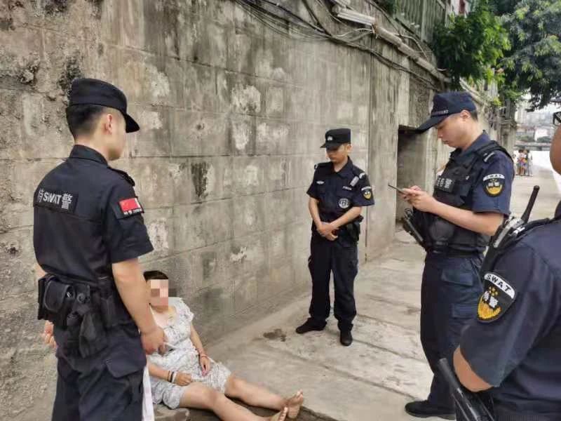 紧急救援！宜宾一女子在情绪激动，欲跳河轻生！-1.jpg