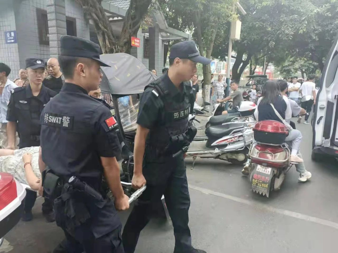 紧急救援！宜宾一女子在情绪激动，欲跳河轻生！-3.jpg