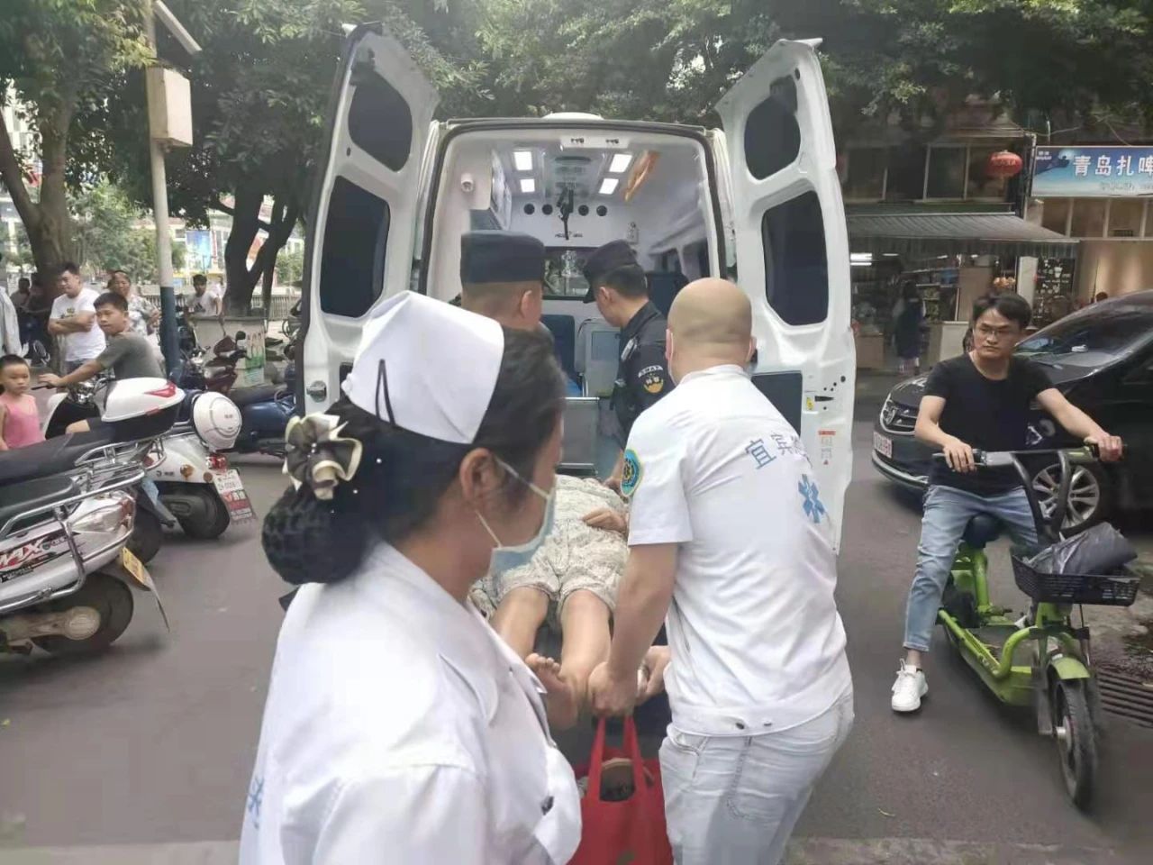 紧急救援！宜宾一女子在情绪激动，欲跳河轻生！-4.jpg