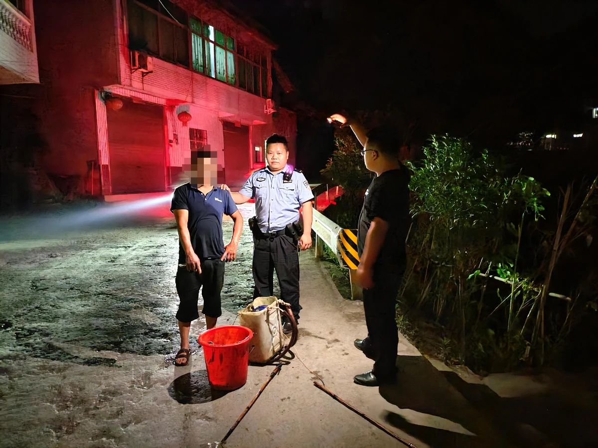 明知故犯！宜宾一男子“禁渔期”偷偷电鱼，竟只为改善伙食！-1.jpg