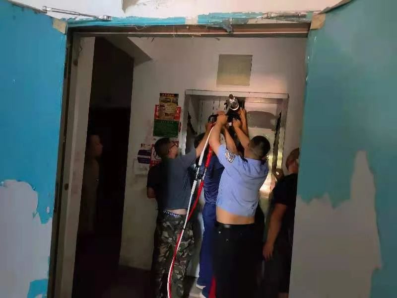 宜宾一对母子被关电梯！娃儿被黑得惊叫唤！-1.jpg
