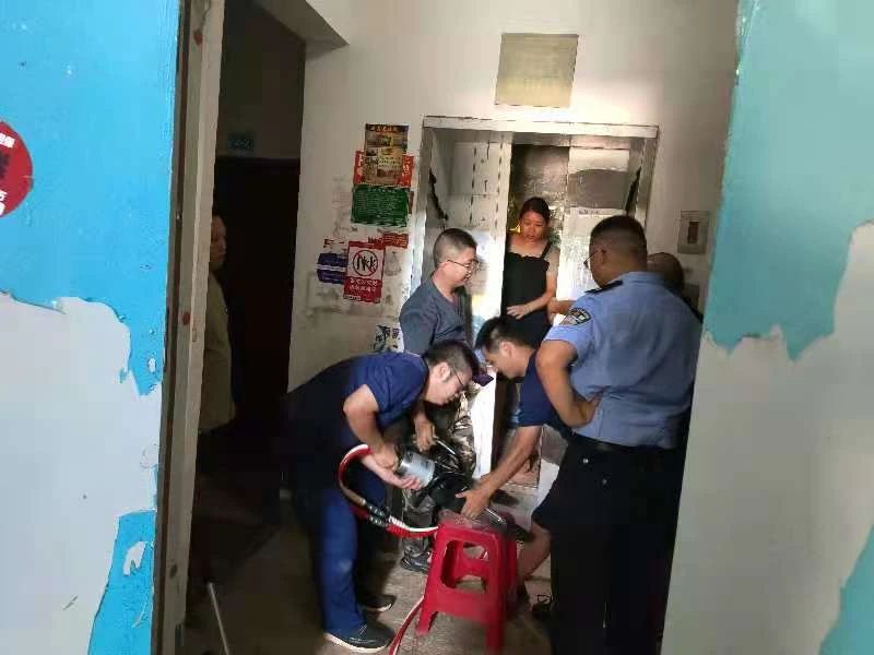 宜宾一对母子被关电梯！娃儿被黑得惊叫唤！-1.jpg