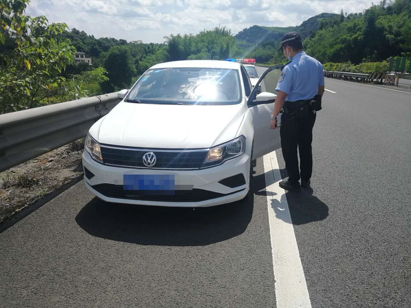 胆子好大！宜宾一男子公然将车停在应急车道，连驾驶证都是假的！-1.jpg