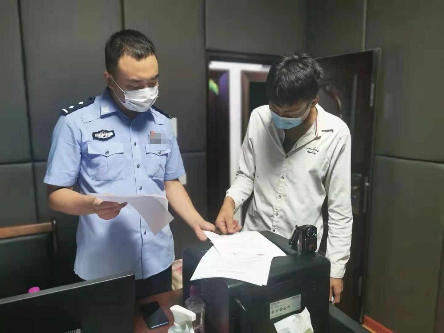 胆子好大！宜宾一男子公然将车停在应急车道，连驾驶证都是假的！-2.jpg