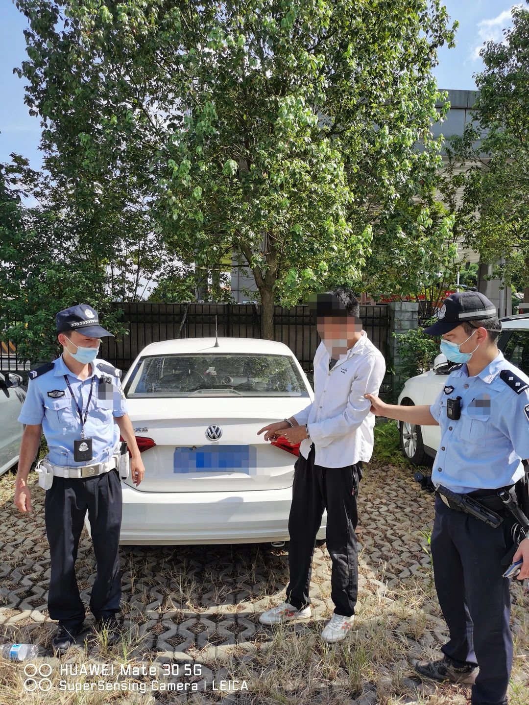 胆子好大！宜宾一男子公然将车停在应急车道，连驾驶证都是假的！-3.jpg