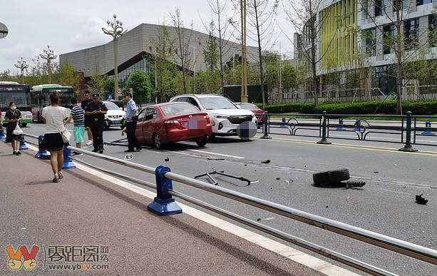 宜宾一小车疑似爆胎失控，撞断护栏，轮胎都撞飞掉了……-2.png