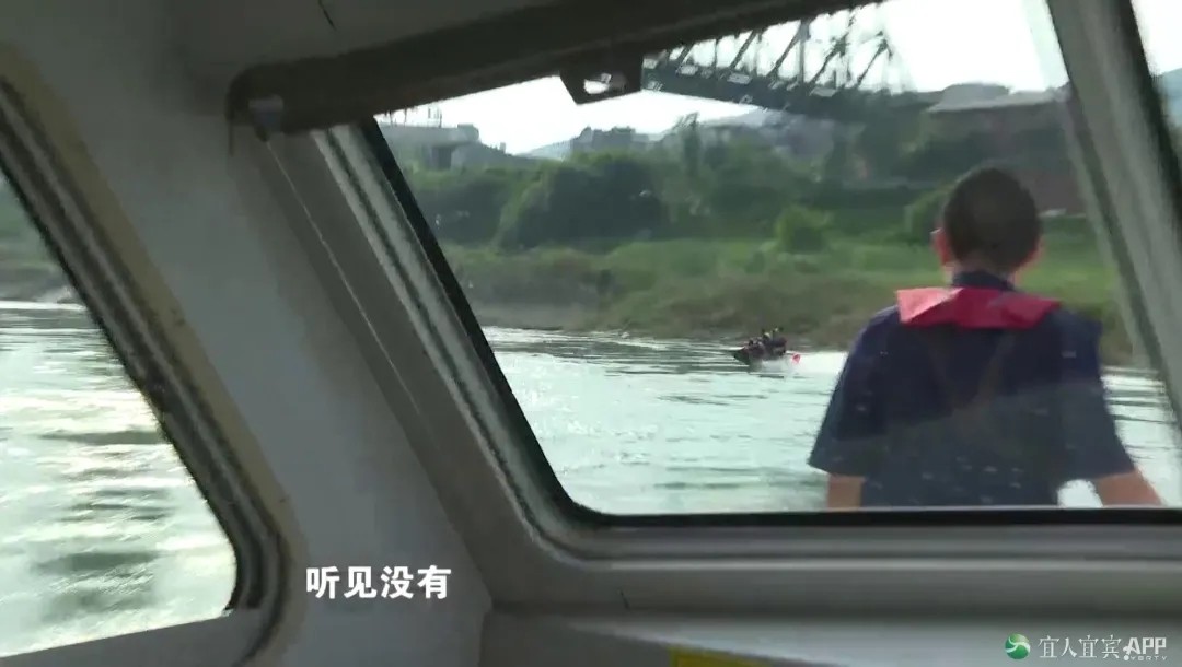 宜宾一男子在金沙江里骑摩托艇，开的飞叉叉的！-8.jpg