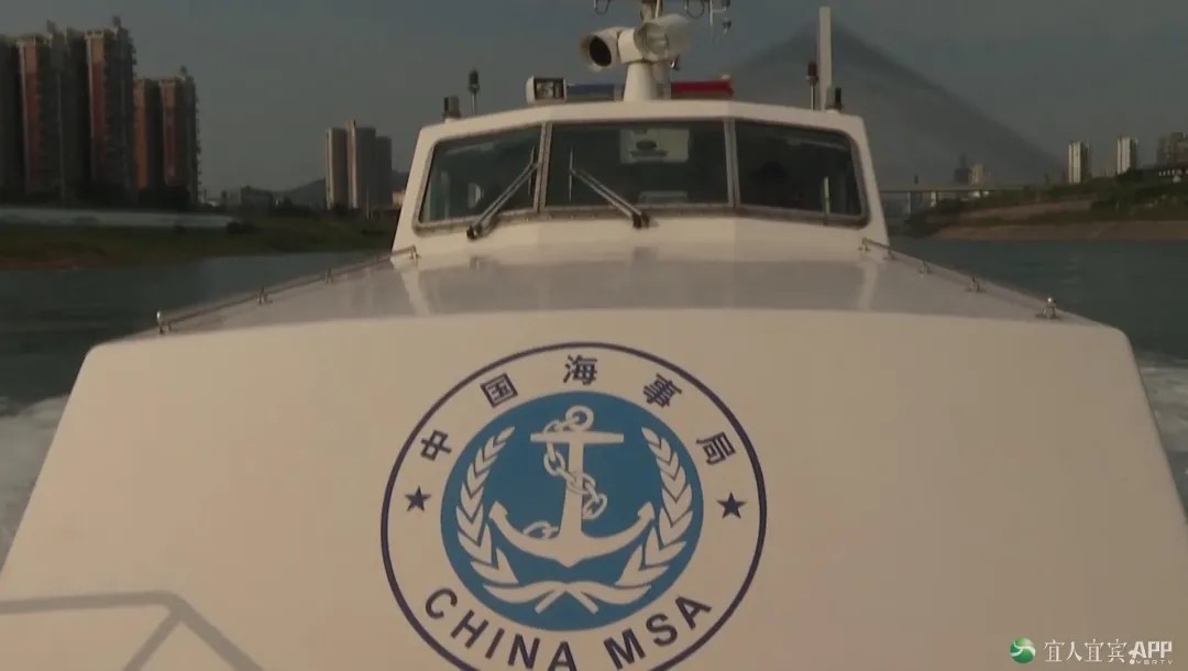 宜宾一男子在金沙江里骑摩托艇，开的飞叉叉的！-9.jpg