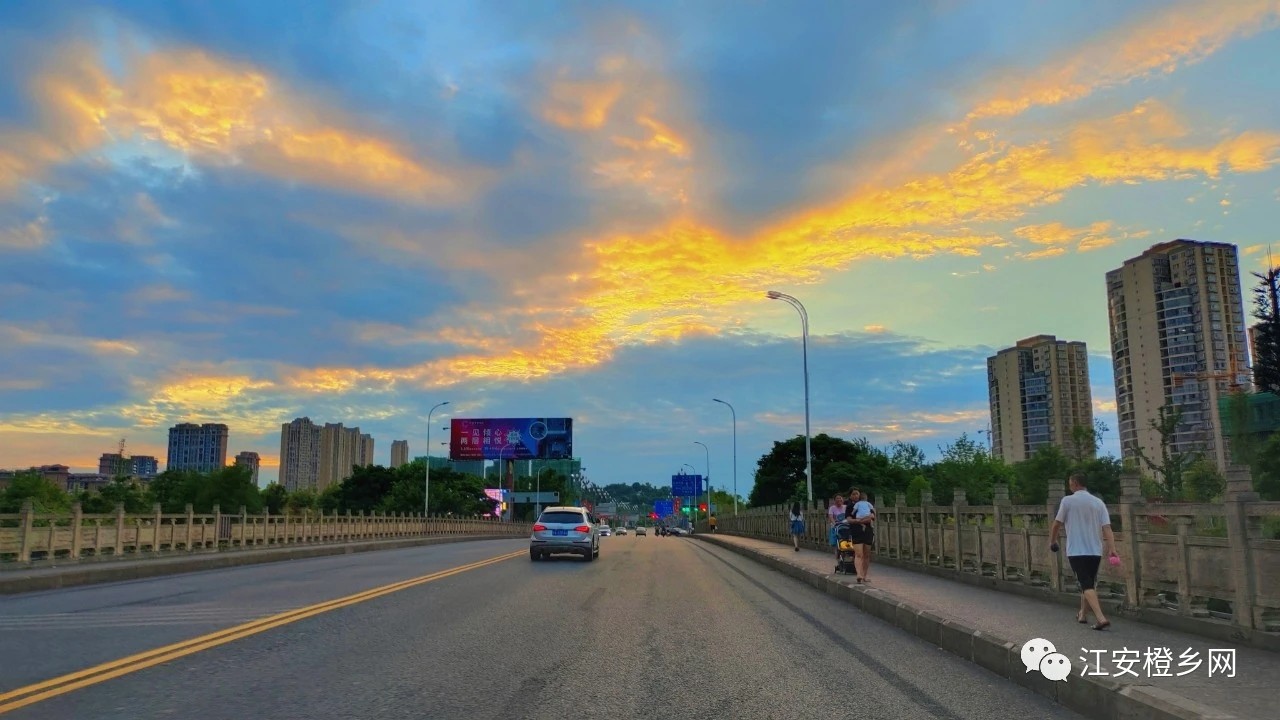 恼火！骑车路过滨江路，遭一块地板砖暗算，电瓶都废了！-1.jpg