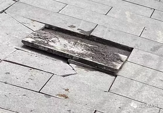 恼火！骑车路过滨江路，遭一块地板砖暗算，电瓶都废了！-3.png