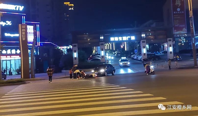 应声而倒！宜宾一辆小车与一辆电动车相撞！-1.png