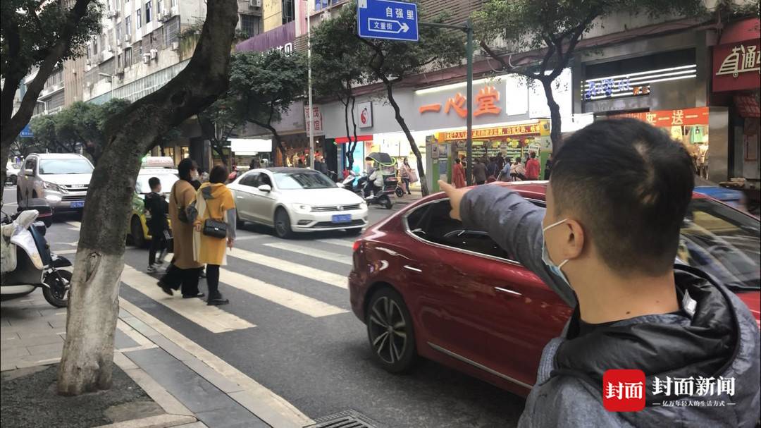 宜宾一男子捡包后，留下失主手机四处借钱！-1.jpg