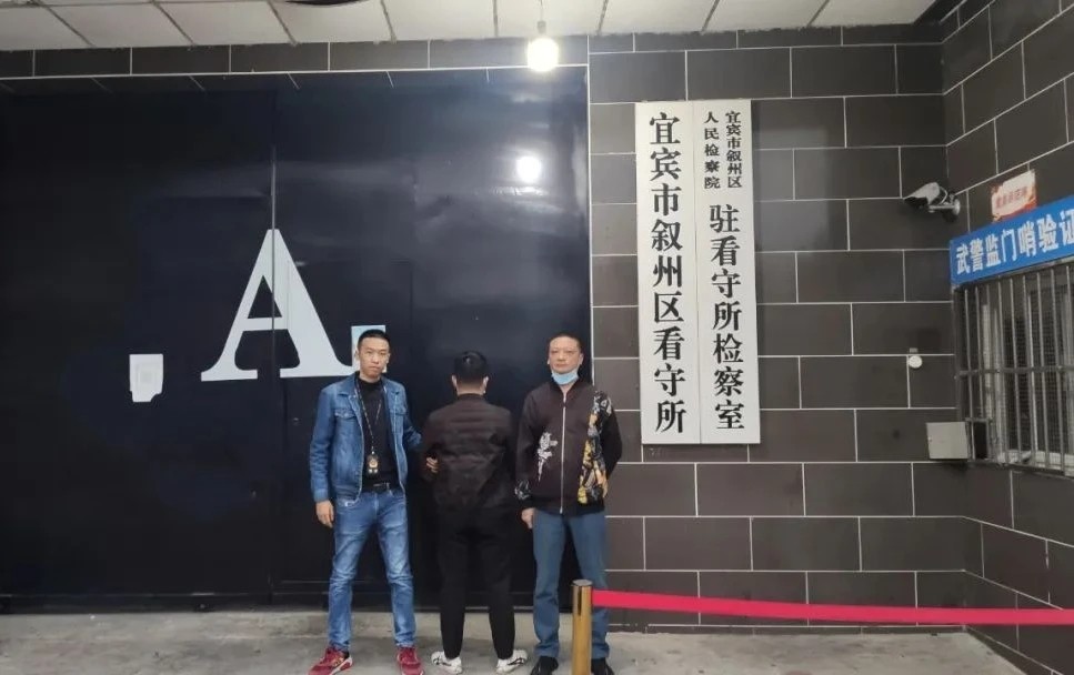 宜宾小伙深夜撩美女，结果被一群男人上门服务…-2.jpg