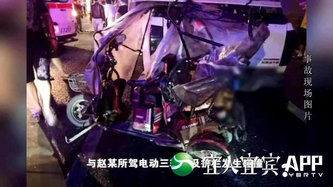 宜宾男子酒后撞坏栏杆慌忙逆行，连撞2车，现场一片狼藉！-10.jpg