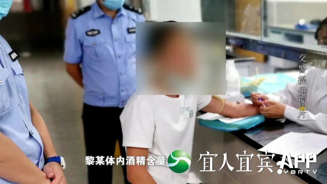 宜宾男子酒后撞坏栏杆慌忙逆行，连撞2车，现场一片狼藉！-12.jpg