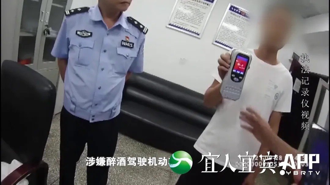 宜宾男子酒后撞坏栏杆慌忙逆行，连撞2车，现场一片狼藉！-13.jpg