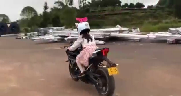 胆子大！宜宾16岁女孩无证驾驶摩托车，男友还拍视频传网上…-1.png