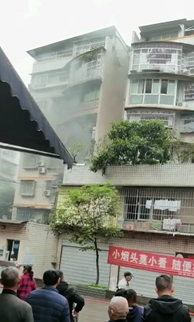 宜宾新街一宾馆冒出浓烟，消防迅速扑灭火情，无人员伤亡！-1.png