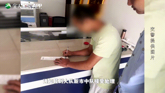 宜宾一“网红”开车在桥上拍视频，还光脚站在车上…-2.jpg