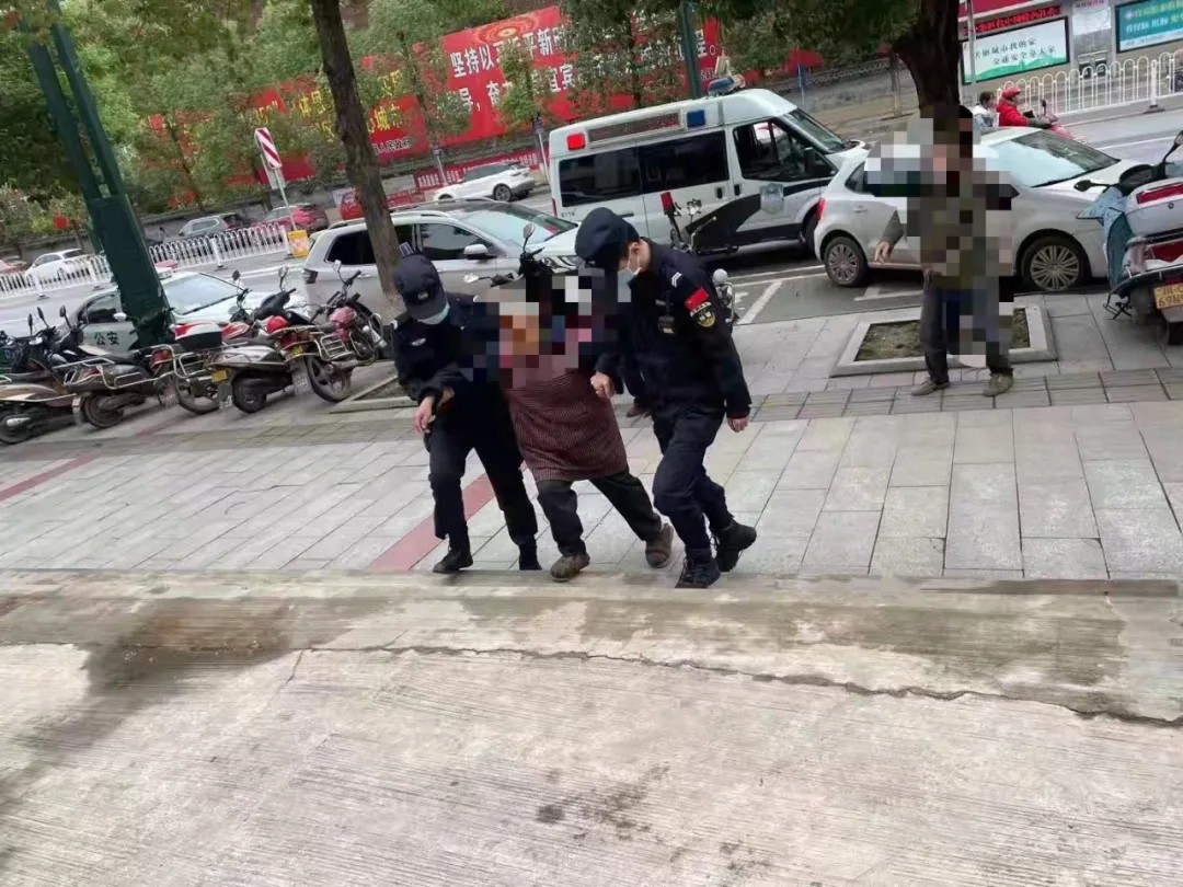 宜宾七旬老人醉倒在路边，神志模糊…-1.jpg
