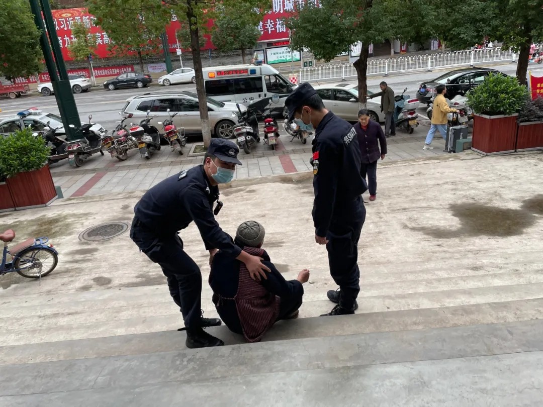 宜宾七旬老人醉倒在路边，神志模糊…-2.jpg