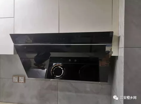 气愤！宜宾一业主家天花板滴油，工人拆开竟发现...-1.png