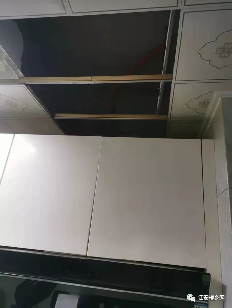 气愤！宜宾一业主家天花板滴油，工人拆开竟发现...-2.png