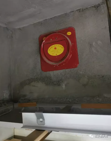 气愤！宜宾一业主家天花板滴油，工人拆开竟发现...-4.png