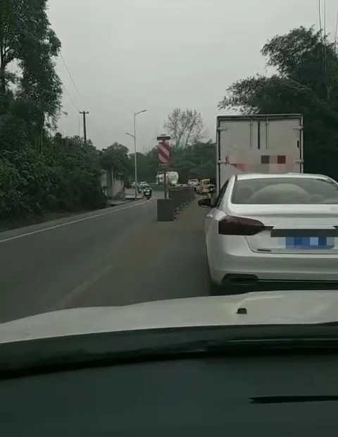 危险！宜宾这里发生车祸，两车损毁严重，车尾都差点甩出去了！-4.jpg