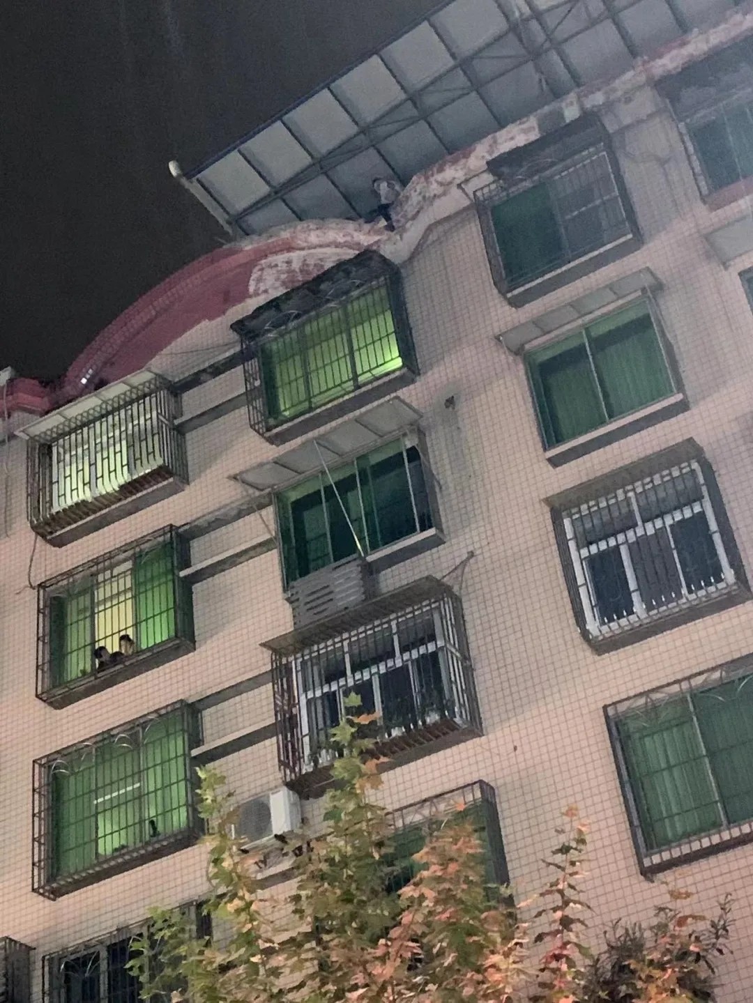吓人！宜宾一男孩坐在楼顶边缘，欲跳楼轻生…-2.jpg