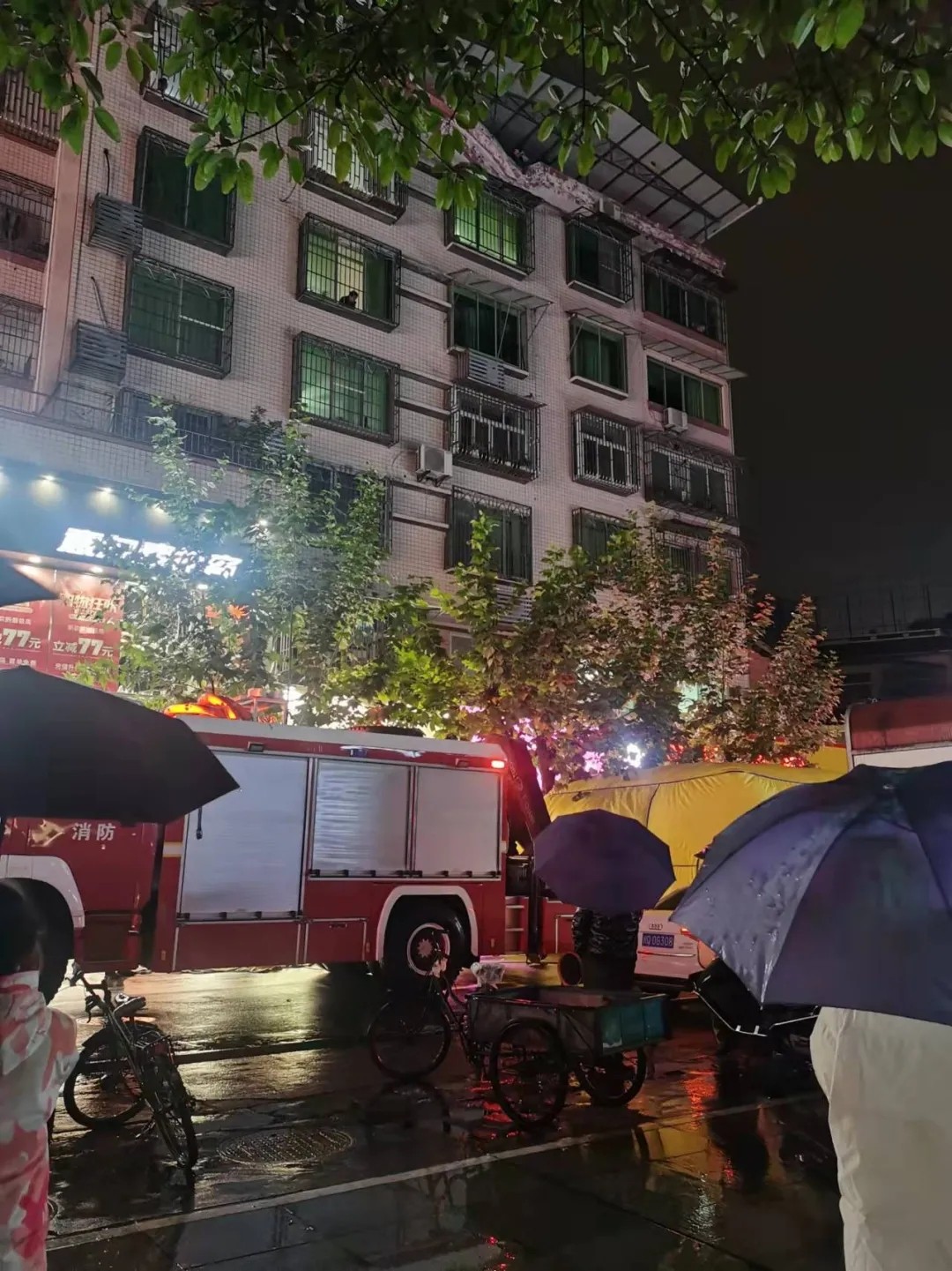 吓人！宜宾一男孩坐在楼顶边缘，欲跳楼轻生…-6.jpg
