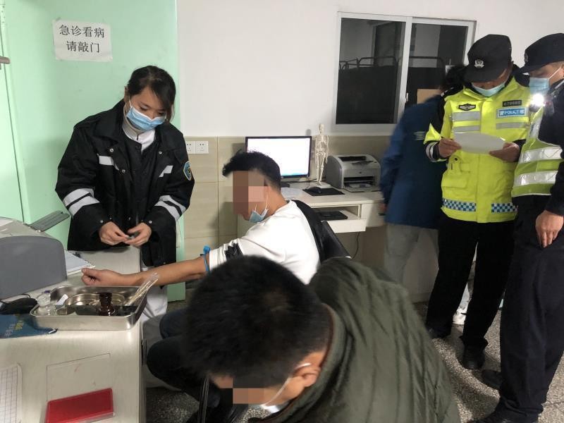 情况危急！2个宜宾人证都没得，醉酒上高速出事了…-2.jpg